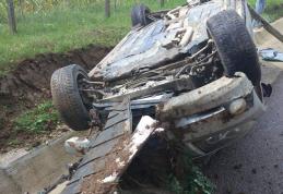 Mașină cu roțile în sus într-o comună din județul Botoșani după ce șoferul a pierdut controlul volanului