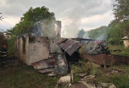 Bărbat de 44 de ani mort într-un incendiu care i-a mistuit locuința - FOTO