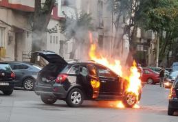 Autoturism cuprins de flăcări pe o stradă din Botoșani - FOTO