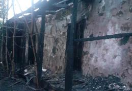 Clădire dezafectată din Roma cuprinsă de flăcări - FOTO