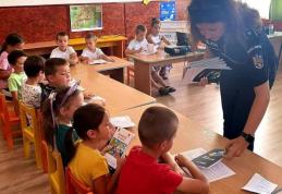 Polițiștii de la prevenire au vizitat Grădinițele din Suharău și Ibănești