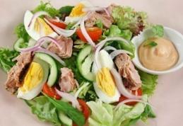 Salată de ton, ouă și ceapă