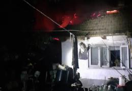 Bătrână ajunsă la spital cu atac de panică după ce o anexă din gospodărie a fost cuprinsă de flăcări - FOTO