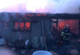 Incendiu violent într-o gospodărie din Dersca