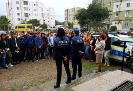 Polițiștii din Ștefănești le-au oferit sfaturi preventive elevilor de liceu