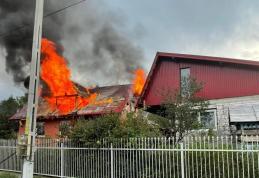 Casă cuprinsă de un incendiu violent la Cordăreni - FOTO