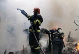 Magazie de lemne cuprinsă de flăcări după jocul copiilor cu focul. Un bărbat a suferit atac de panică