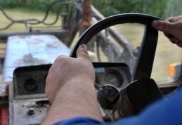 Bărbat cercetat de polițiști după ce s-a izbit cu tractorul într-o mașină la Suharău
