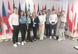 Elevii Liceului „Regina Maria” Dorohoi au participat la conferința Moving EuropE Together - FOTO