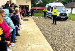 Polițiștii botoșăneni alături de copii - FOTO