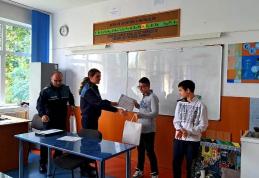 Elevi recompensați de polițiștii Biroului Siguranță Școlară - FOTO