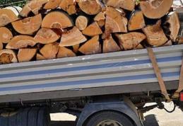 Un tânăr a rămas fără lemnul pe care îl transporta după ce i l-au confiscat polițiștii