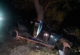 Tânăr ajuns în stare gravă la spital după ce s-a izbit cu mașina într-un copac - FOTO