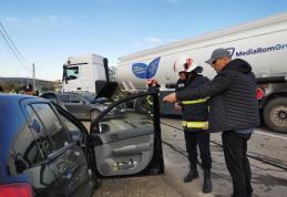 Accident! Două autoturisme și o autocisternă s-au ciocnit pe drumul Dorohoi - Botoșani. Un tânăr a ajuns la spital - FOTO