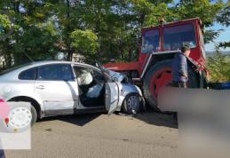 Accident la Dimăcheni! O mașină a intrat în coliziune frontală cu un tractor - FOTO