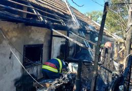 Atelier de reparații distrus într-un incendiu. Pompierii au intervenit pentru stingere - FOTO