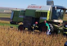 O combină agricolă a luat foc în timp ce recolta soia - FOTO