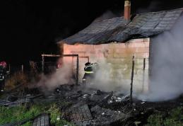 Casa în care locuiau o mamă și doi copii a distrusă în urma unui incendiu – FOTO