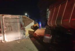 Tir încărcat cu cereale răsturnat pe o șosea din Botoșani. Traficul a fost blocat - FOTO