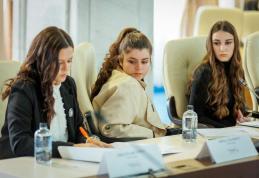„Împreună pentru fete”, activitate din cadrul Parlamentului, la care au participat 3 eleve de la Colegiul Național „Grigore Ghica” - FOTO