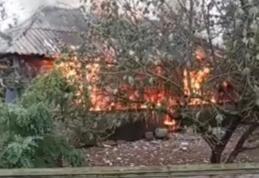 Casă mistuită de flăcări după ce proprietarul a verificat o butelie abia montată cu un chibrit