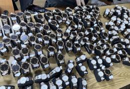 Ceasuri şi portcarduri ascunse şi nedeclarate descoperite la controlul de frontieră
