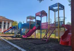 Primăria comunei Ibănești a achiziționat două noi complexuri de joacă pentru copii - FOTO
