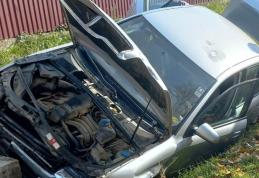 O femeie a ajuns la spital după ce mașina pe care o conducea a intrat într-un cap de pod