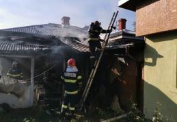 O lumânare putea genera o tragedie. Femeie ajunsă la spital după ce s-a intoxicat cu fum 