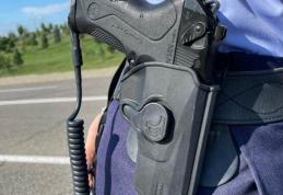 Bărbat reținut de polițiști, după ce a fost oprit în trafic cu focuri de armă