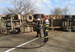 Drum blocat de un camion răsturnat! Șoferul cu multiple răni a fost transportat la spital