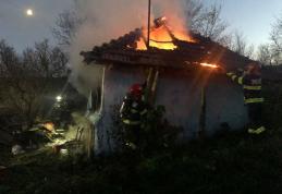 Casa unei familii din Mateieni a ars ca o torță în urma unui incendiu - FOTO