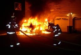 Taxi cuprins de flăcări, pe strada Primăverii din municipiul Botoșani