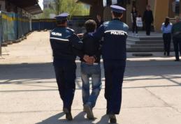 Tânăr reținut după ce a furat 250 de cartele, două monitoare și mai multe bunuri personale dintr-o mașină