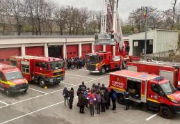 Sute de elevi învățați de pompieri să salveze vieți