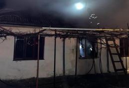 Casă dintr-o comună din județ cuprinsă de flăcări. Mai multe bunuri și acoperișul au fost distruse 