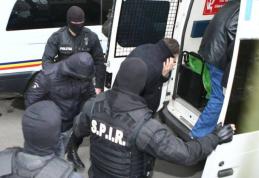 Șase tineri reținuți după ce au făcut scandal și s-au bătut într-un bar