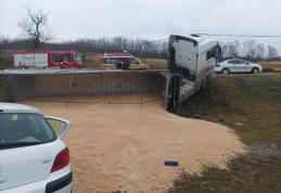 Bărbat rănit după impactul dintre o mașină și un TIR pe un drum din județ - FOTO