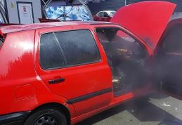 O mașină a luat foc în mers pe strada Împărat Traian din Botoșani