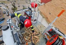 Fațada unui bloc din Botoșani pericol pentru trecători