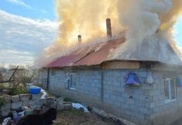 Două familii au rămas fără acoperiș deasupra capului în urma unui incendiu - FOTO