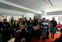 Polițiștii au oferit cadouri copiilor  celor din cadrul Asociației „Ne trebuie Speranță” din Curtești - FOTO