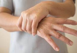 Care ar putea fi cauzele pentru care ne tremură mâinile