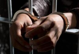 Tînăr reținut pentru lovire sau alte violențe și distrugere