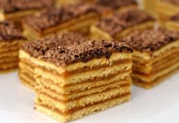 Prăjitură cu foi de miere umplute cu caramel