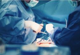 Minuni făcute de medicii de la Iași! Fata rămasă fără ambele brațe a fost salvată și respiră singură