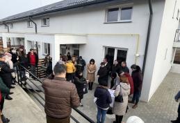 Cadou de Crăciun pentru 16 familii din Dorohoi. Autoritățile locale au inaugurat un nou lot de locuințe sociale - FOTO