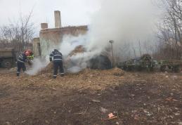 Depozit de furaje cuprins de flăcări din cauza unui foc lăsat nesupravegheat - FOTO