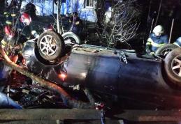 Accident! Un bărbat a rămas încarcerat după ce a lovit un copac și s-a răsturnat cu mașina într-o curte - FOTO