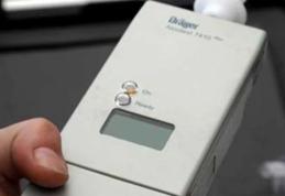 Tânăr cercetat după ce s-a urcat băut la volan și a izbit o mașină parcată